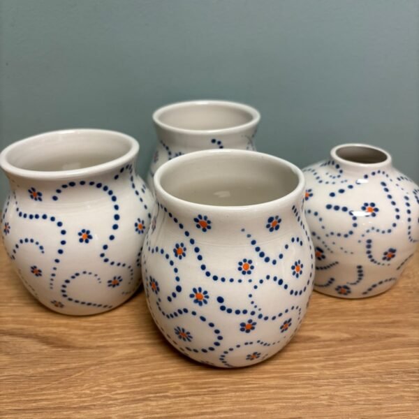 La Pause Argile : petits pots fleuris en pointillés bleu marine et rouge